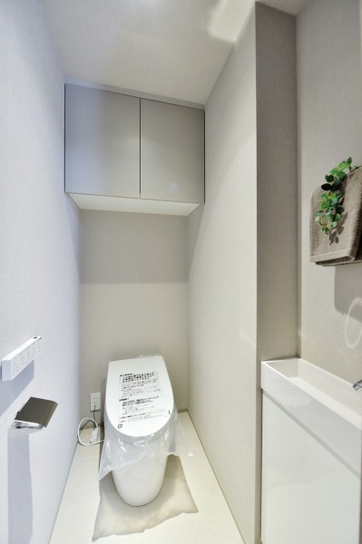 TOTOウォシュレット一体型のタンクレストイレ新規交換済みです。手洗いカウンターを設置していますので、ゲストや家族がいつも快適に使用できます。吊戸棚を設置していますので、小物類の収納に便利です。