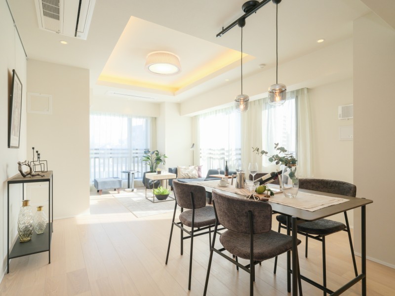 約22.2帖の広さを誇る開放感溢れるLDKです。二面採光の窓からは柔らかな陽光が降り注ぎ、穏やかな時間に纏われた住空間が広がります。