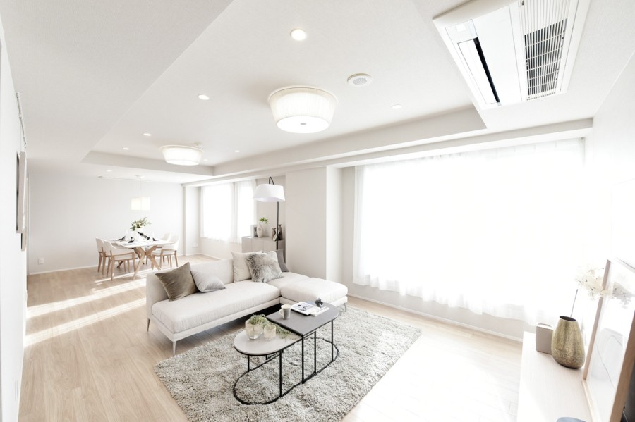 南向きのバルコニーに面し、柔らかな光が満ちるLDKは家族や友人と気兼ねなく寛ぎのひと時を味わえる約29帖の広々とした空間です。どんな家具とも馴染みの良い優しい印象の内装なので、インテリア選びにも心が躍ります。