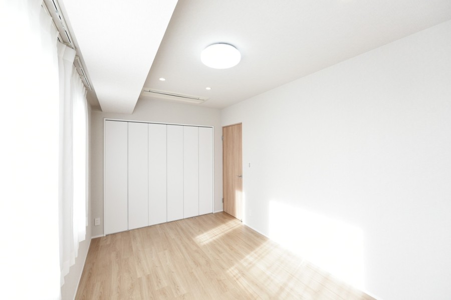 洋室２（約9.1帖）は上階に位置し南側の窓から明るい光が差し込むお部屋です。シンプルな内装に仕上げていますので、インテリアや小物で自分らしいくつろぎのプライベートスペースを演出することができます。