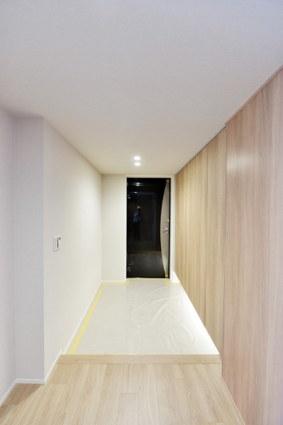 フットライトが優しく足元を照らし、家族やゲストをあたたかく迎え入れてくれる玄関です。大容量のシューズボックスを備え付けましたので、たくさんのシューズやブーツ、レイングッズども収納できます。人感センサーライト付きなので、自動点灯で安心です。