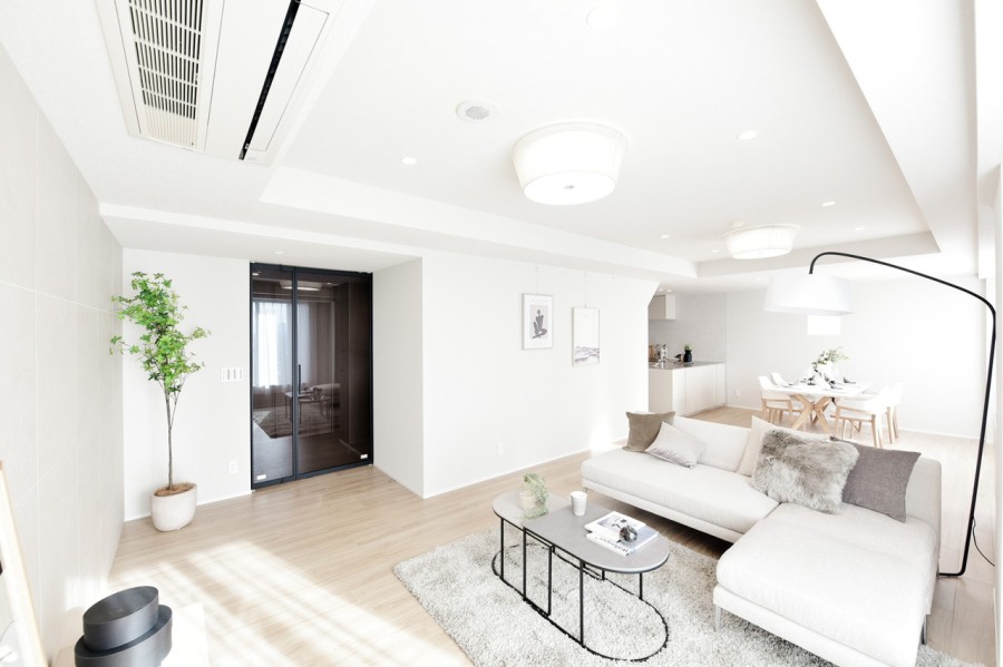 折り上げ天井でより開放感を感じる約29帖のLDKです。南向きの大きな開口部分から、優しい光が差込み、明るく快適な空間を造り出しています。心地よい光と風を感じる、安らぎと癒しに包まれた場所です。