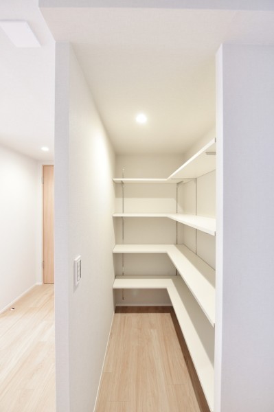 キッチン奥には大容量のパントリーを設置しました。ストック類の置き場としてだけでは無く、調理家電や、災害備蓄品などをきれいに整理出来ます。キッチン収納を置かなくても大満足の収納量を備えました。