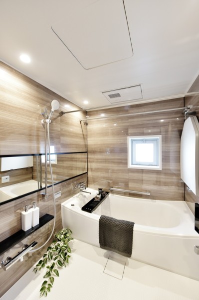 浴室は１６２０サイズを採用しました。お仕事の疲れをゆっくりと癒し、時にはお子様とのにぎやかなバスタイムを楽しめる余裕のある広さです。浴室暖房乾燥機を備え付けましたので、衣類の乾燥や暖房など一年を通して快適にご使用頂けます。