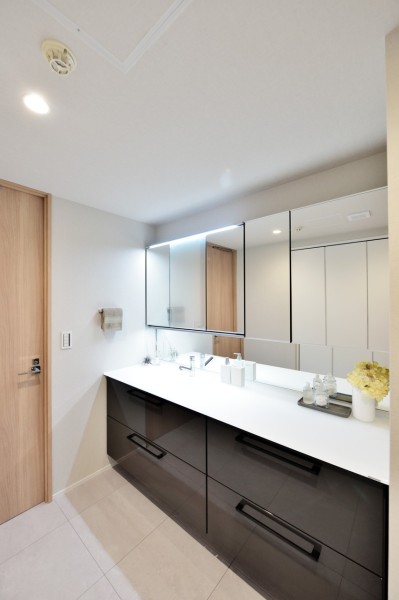 入浴後の穏やかな時間も、朝の慌ただしい時間も快適に使用できる広々とした洗面台です。タッチレス照明を採用していますので、手を触れずに照明をonoffでき、いつも清潔に使用できます。