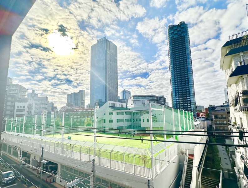 バルコニーには凛とした空気が流れこみ、穏やかな時間が流れます。空を眺めながらほっと一息つき、日常をアップデートできる空間です。