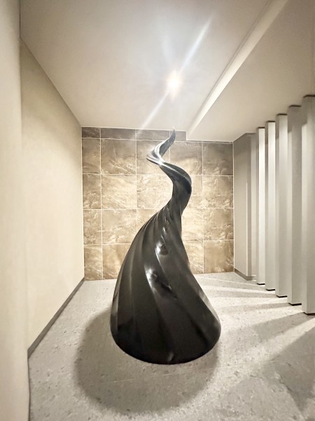 柔らかい色調で整えられた空間に設置されているオブジェは曲線が美しく、ホテルライクな上質な共用部です。都心における堂々とした趣を感じさせます。