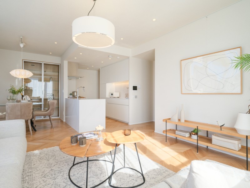 リビングの壁にはピクチャーレールがあるので、壁を傷つける心配なくお気に入りのお写真や絵画、ドライフラワーなどのグリーンを飾れます。四季によって飾るものを変えて、季節を感じることもできますね。