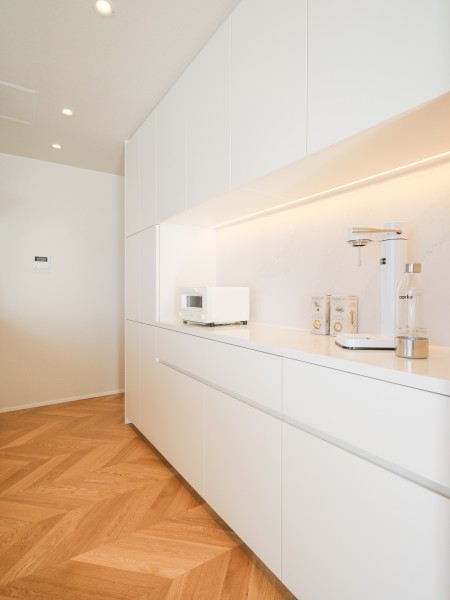 キッチン背面には収納豊富でカウンタースペースも広いカップボードがあります。食器や調味料などまとめて収納可能です。また、カウンター部分には調理家電やワインなどを置くことができます。