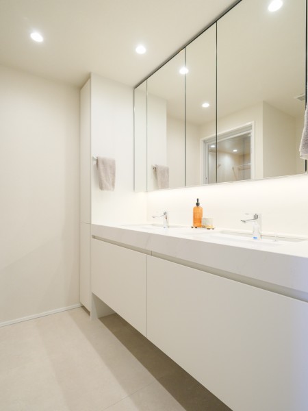 ホテルライクなダブルボウル洗面化粧台を新規設置しています。ご家族が同時に身支度でき、出発前の慌ただしい時間にも快適にお使いいただけます。カウンターやリネン庫があり、お洗濯グッズをまとめて収納できます。