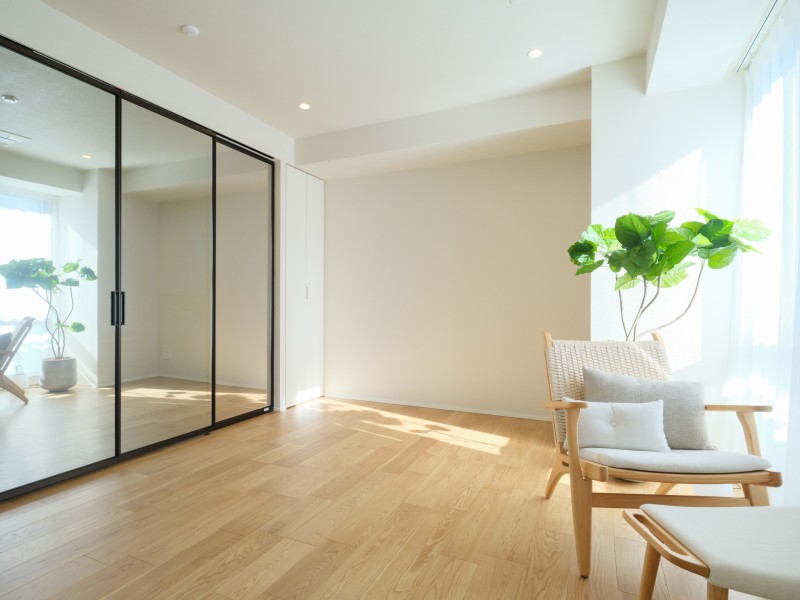 洋室1は約7.7帖の広さがあります。リビングから一番遠く、プライベート性が高いお部屋です。主寝室としてもお使いいただけます。