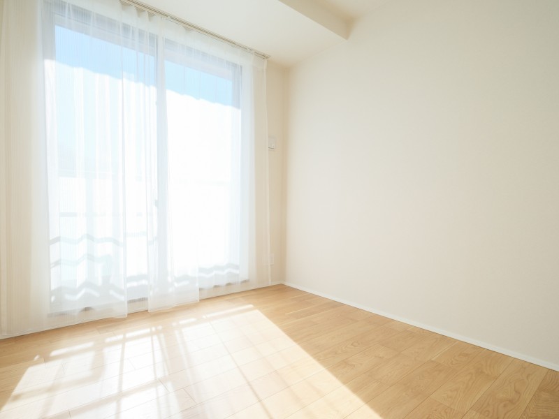 洋室2は約5.4帖のお部屋となっております。凹凸が少ないため、お好きなインテリアを配置しやすいようになっております。理想のお部屋作りを楽しむことができます。