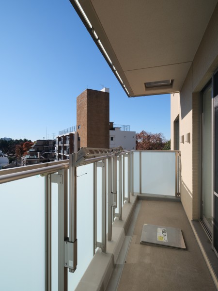 心地よい陽光を取り込み、空間をゆるやかに紡ぐバルコニーです。晴れた日にはバルコニーに出て、ほっと一息をつきたくなりますね。