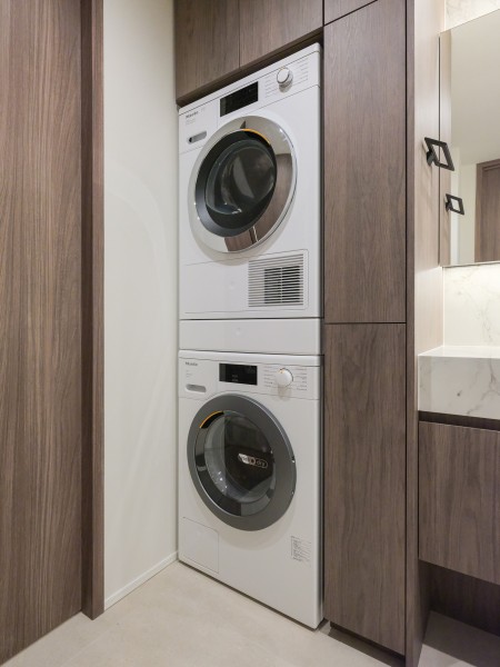 洗面室にはMiele（ミーレ）製の洗濯機と乾燥機を設置いたしました。衣類や素材のダメージを防いだり、素材に応じて優しくケアしながら洗い、乾かすドイツ式のお洗濯を実現できます。お洗濯が楽しくなりますね。