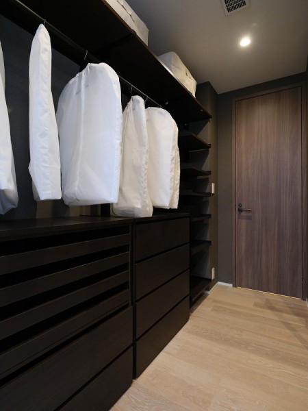 ウォークスルークローゼットには、かさばりやすいアウターやオフシーズンの家電などたっぷり収納できそうです♪収納を活用することで居室を広くお使いいただけます。