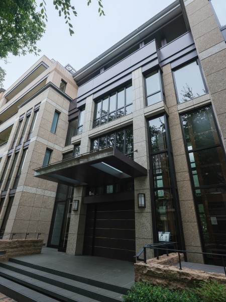 静穏の街区に広がる、ひとつの街のような上質な佇まいです。三井不動産レジデンシャル(株)の旧分譲マンションとなっております。定期的に修繕工事が実施されており、管理体制が良好なことが伺えます。