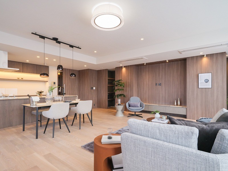 リビングには床暖房が敷設されているので、寒い季節でも足元からの冷えを気にせずにご家族やお友達と快適に団らん時間をお過ごしいただけます。