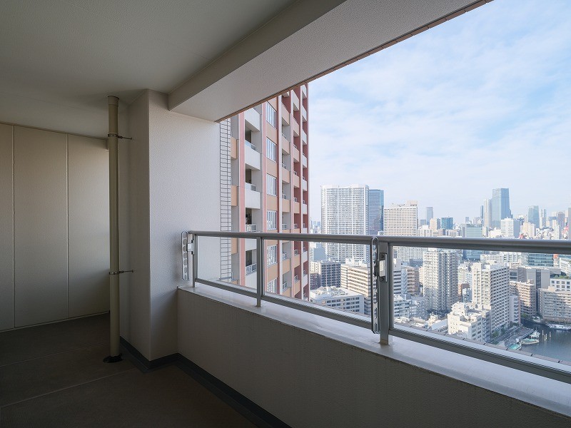 心地よい陽光を取り込み、空間をゆるやかに紡ぐバルコニーです。晴れた日には日向ぼっこをしたり、爽やかな風を感じながらリフレッシュすることができます。