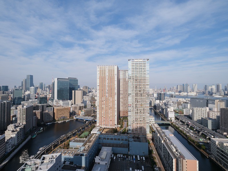 遠くまで青々と広がる大空に開放感とゆとりを宿すタワーレジデンスです。飽きのこない窓辺からの光景を愉しむことができます。