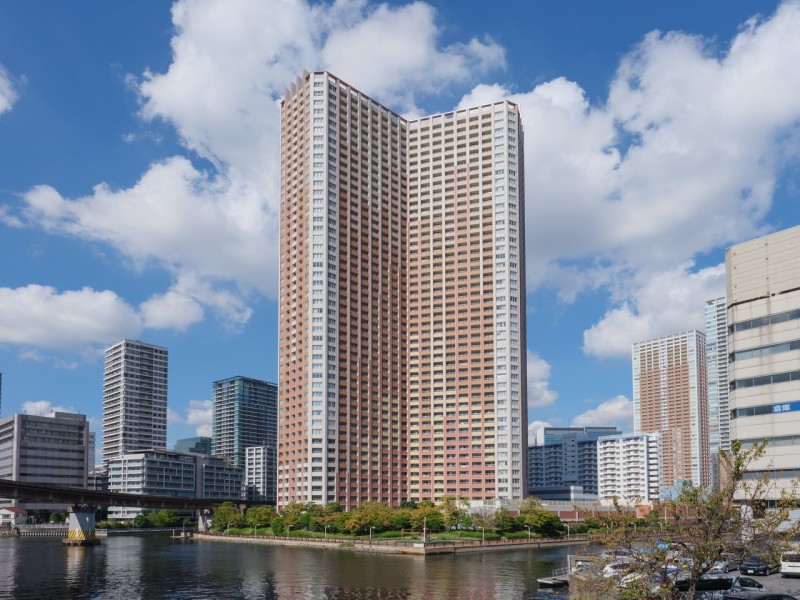 空へと繋がるスマートなシルエットが際立ち、穏やかな居住空間を予感させる外観です。高耐久、高強度コンクリート導入、耐震性の高いチューブ構造による総戸数1095戸の高層タワーレジデンスとなっております。