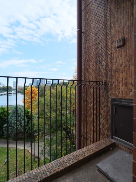 バルコニーは、暮らしに欠かせない光と風を取り込む心地よい空間です。日常に開放感をもたらし、くつろぎのひとときをお過ごしいただけます。