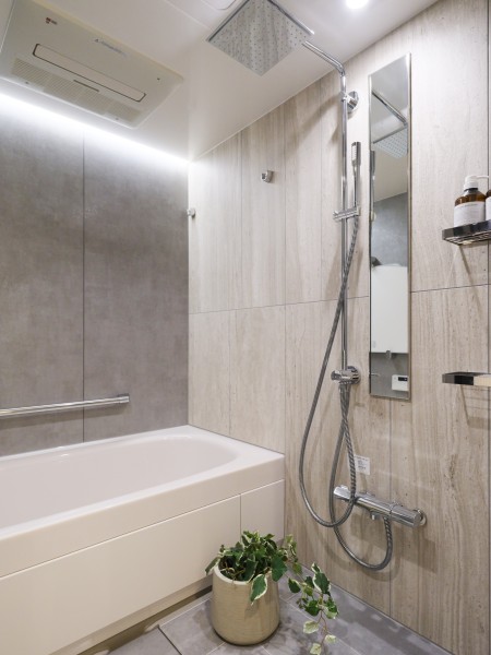 光沢のある木目調パネルが高級感を漂わせるバスルームです。都会の喧騒を忘れて、癒しのバスタイムを満喫することができます。リフレッシュタイムにぴったりですね。