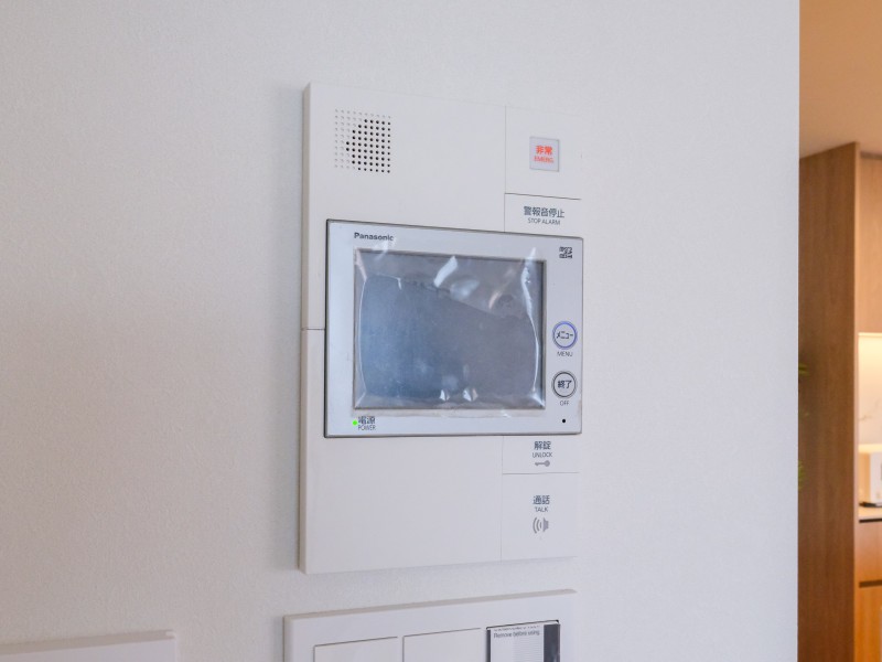 ◆TVモニター付インターホン◆訪ねてきた相手をモニター越しに確認でき、防犯対策に役立ちます。インターホン越しに話をすることが可能です。