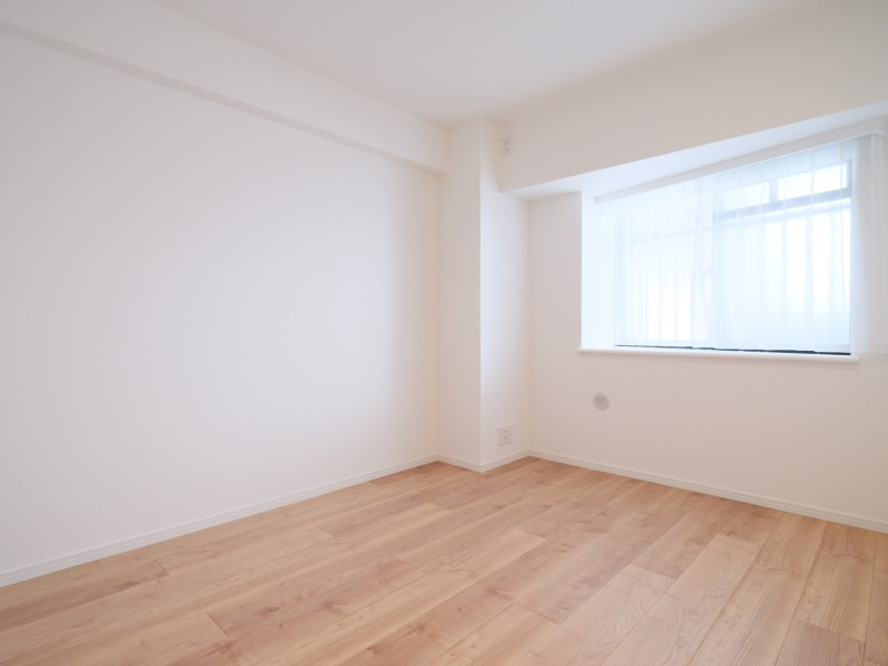 洋室1は約6.0帖の広さがあり、主寝室にぴったりなお部屋です。過ぎゆく時間をのびやかに感じ、プライべート時間を満喫できます。