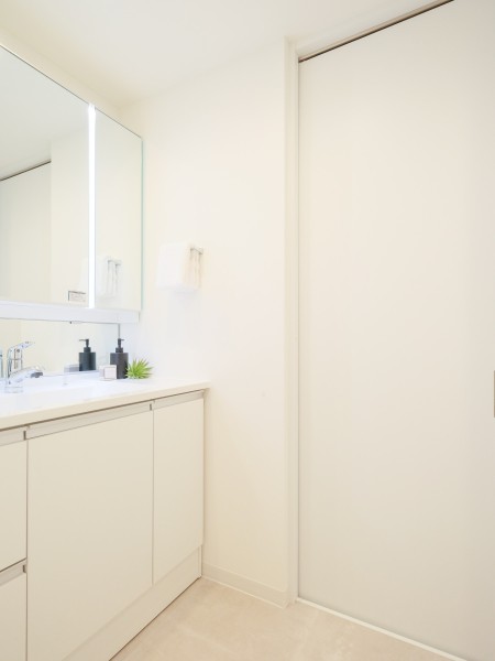 白を基調とした清潔感溢れるデザインの洗面化粧台です。三面鏡裏や足元のキャビネットなど収納スペースがたっぷりあります。