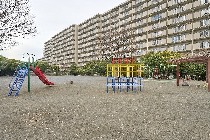 利便性に優れた環境でありながら、上倉田第五公園に隣接しており住環境の良さが魅力です。お子様やご家族にとって大切な時間を満喫できる立地です。