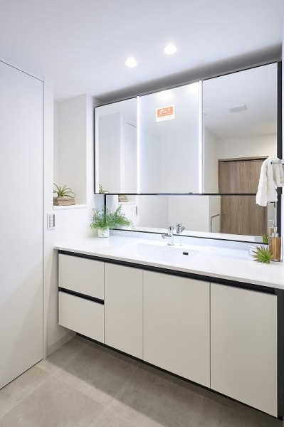 使うたびに心に気品とゆとりを与えてくれる、清潔感が溢れ空間に溶け込む洗面化粧台です。豊かな洗面空間での暮らしを、毎日お楽しみいただけます。