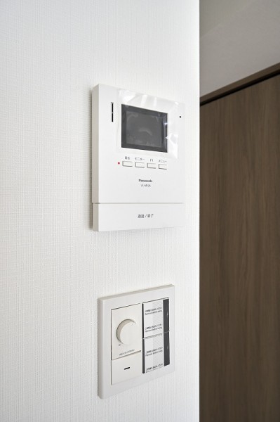 ◆TVモニター付インターホン◆訪ねてきた相手をモニター越しに確認でき、防犯対策に役立ちます。インターホン越しに話をすることが可能です。