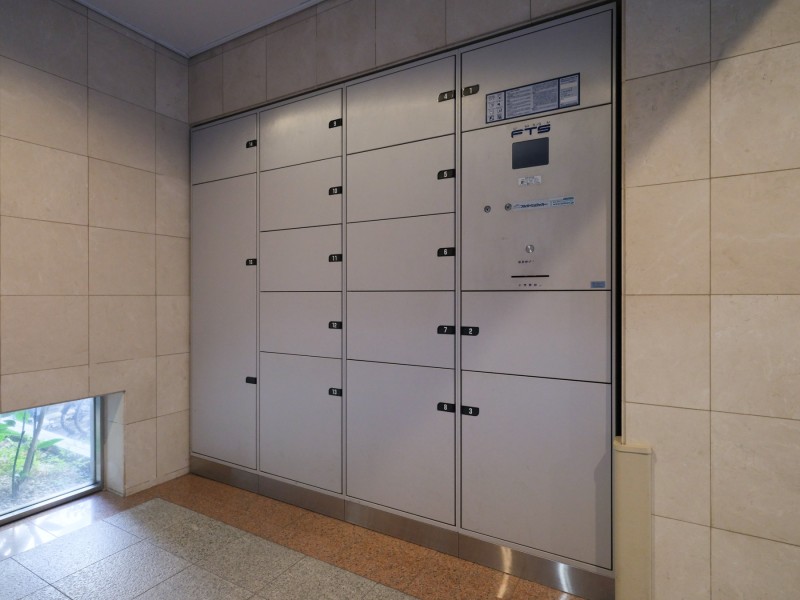 ◆宅配ボックス◆24時間いつでも荷物受け取りが可能。プライベートの時間を邪魔されず、配達時間も気にせず過ごすことができる便利な設備です。