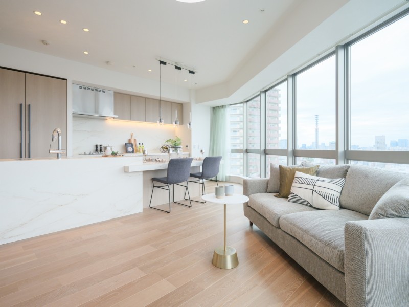 内装は柔らかな色調で穏やかな印象に仕上げています。フロア材は表情豊かな木目のベージュカラーを採用、空間にぬくもりをもたらし、落ち着きと安らぎの居住空間が広がります。