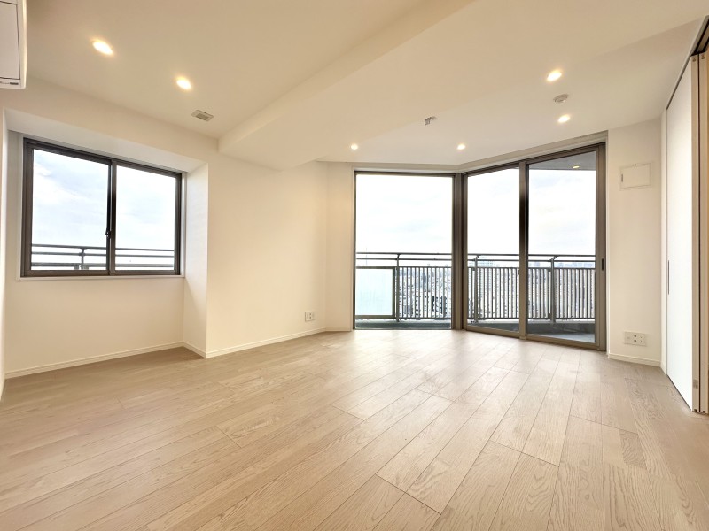 二面採光の窓から心地よい光と風を運んでくれる、おだやかな空気に纏われたリビングダイニングです。LDには床暖房があるので、寒い季節でも快適にお過ごしいただけます。