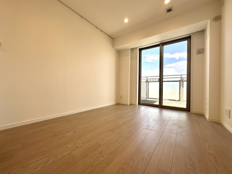 約5.0帖の広さがあり、主寝室にぴったりな洋室1です。過ぎゆく時間をのびやかに感じ、プライべート時間を満喫できるお部屋となっております。