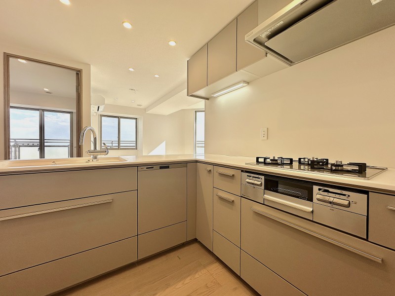作業スペースにゆとりがあり、家事動線がスムーズなL字型のトクラス製システムキッチンを新規交換しました。機能性やデザイン性だけでなく、「居心地」も良いスペースとなっております。