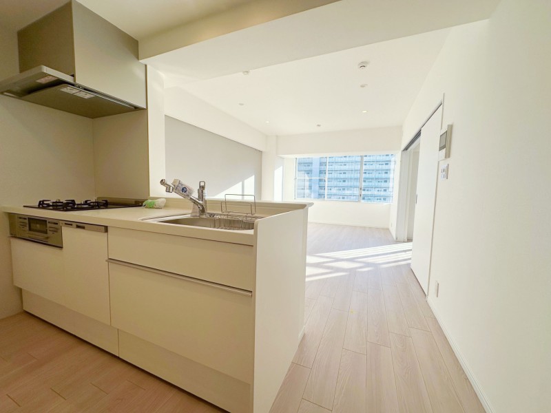 たっぷりの光が差し込み、開放的なリビングダイニングです。多種多様なライフスタイルに寄り添ったしつらえにリノベーションし、アップデートしたお部屋です。