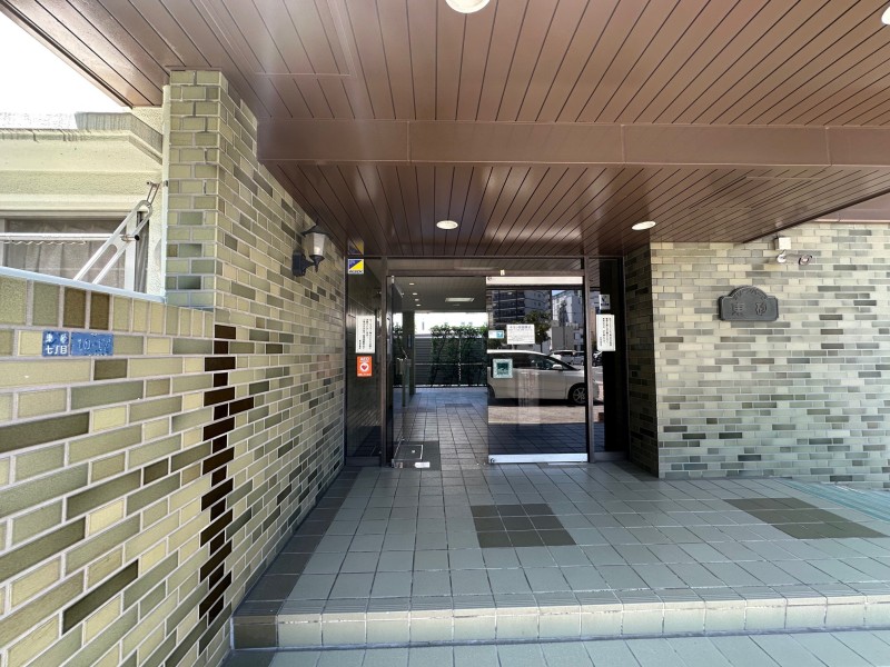 スーパーやコンビニ・ドラッグストアなどが近くにあり、住環境が良好となっております。