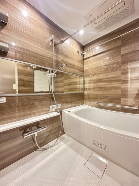 光沢感のある木目調のパネルが、より一層くつろぎと高級感を醸し出します。バスルームはゆったりとおくつろぎいただける癒しの空間で、リラックスタイムを満喫することができます。