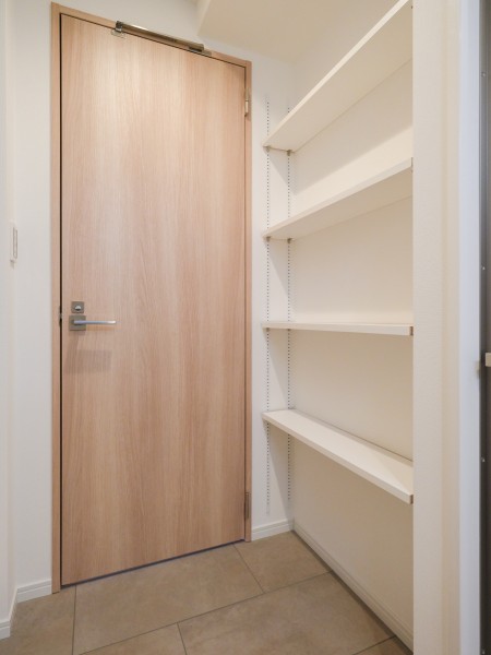 洗面室には可動式の棚があり、収納する物の高さに合わせて変更可能です。洗濯グッズや小物を置くことができます。