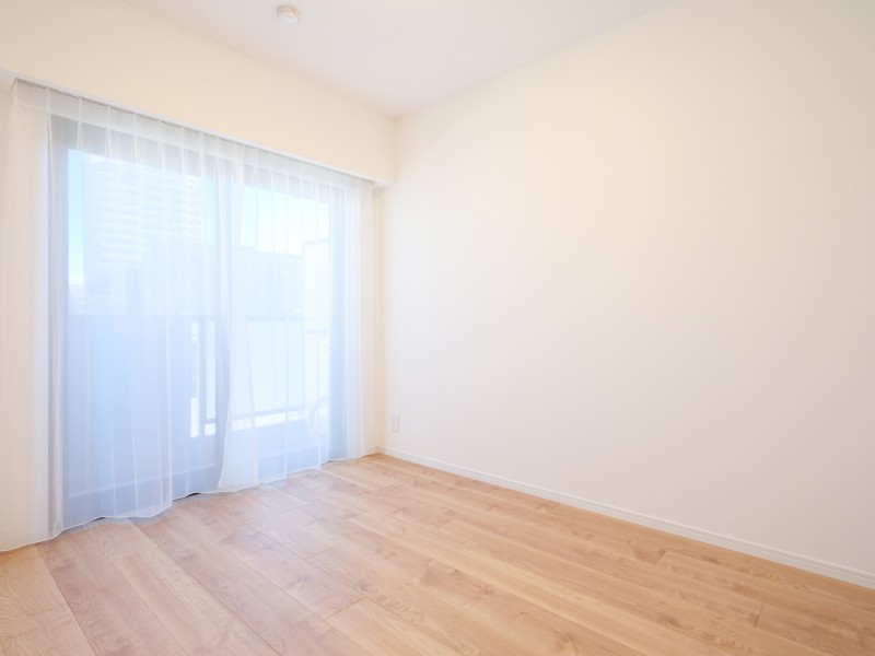 約5.2帖の洋室1は主寝室にもおすすめなお部屋です。過ぎゆく時間をのびやかに感じ、プライべート時間を満喫できる空間となっております。