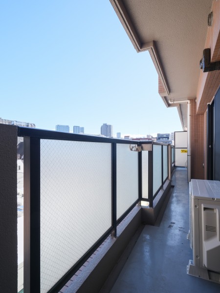 バルコニーは暮らしの中で大切な光と風を演出してくれる、居心地の良い空間です。ほっと一息つき、日々をアップデートできそうですね。