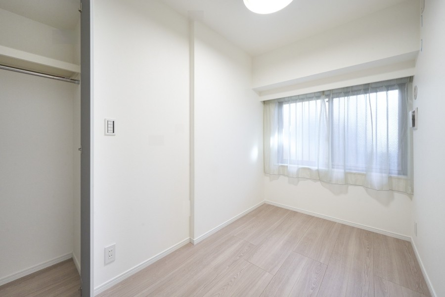 洋室2は約4.0帖の広さがあります。温もりを感じるフローリングやホワイトで統一された壁紙がやわらかい雰囲気を演出してくれます。