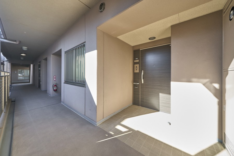 シックな印象の共用部はアルコーブ付きのため、外からお部屋の中が見えないようになっております。安心してお過ごしいただけます。