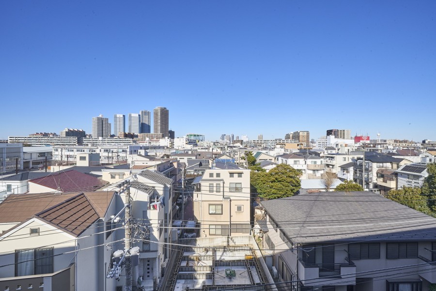 遠くまで青々と広がる大空が日常になり、凛とした空気が流れ込む眺望です。清らかで穏やかな時間が流れ、明日への活力を養うことができそうです。