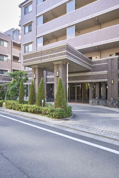 手入れの施された植栽が安らぎの居住空間へ誘うエントランスです。重厚感と気品が溢れる共用部となっております。