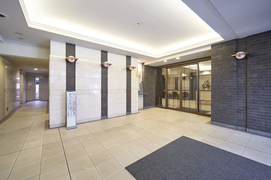 日勤の管理人さんによって整えられたエントランスです。清掃が行き届いた様子から管理体制の良さが伺えます。