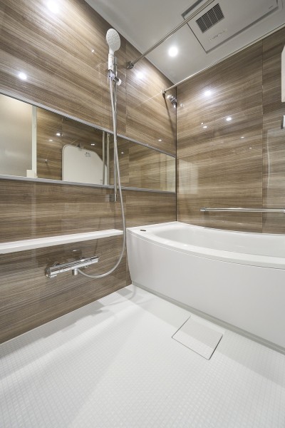 光沢感のある木目調のパネルが、より一層くつろぎと高級感を醸し出します。美しいカーブと全身を包み込むような入浴感が特長の浴槽で、リラックスタイムを満喫することができます。