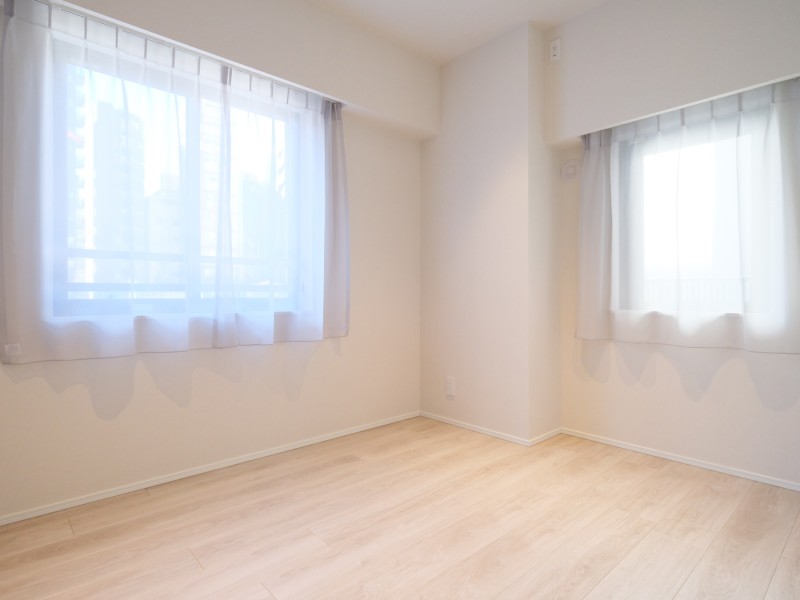 約5.0帖のサービスルームはクローゼットがあるので、収納スペースとしても活躍しそうなユーティリティな空間です。